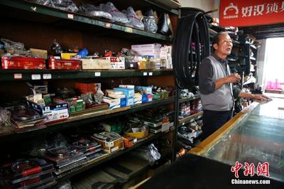 西安闹市区最后的自行车老店--中国青年网 触屏版